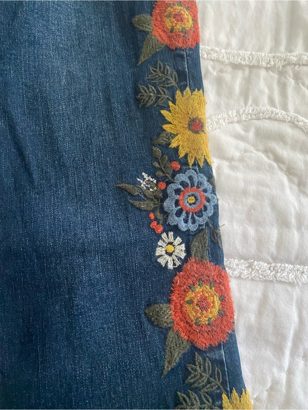 Ashley Mason Flare Jeans with Floral Embroidered Flowers SZ 25 NWT - Picture 3 of 3
